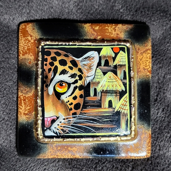 Vintage Ceramic Hand-painted Animal print Brooch | Leopard Brooch - Picture 4 of 5